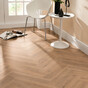 Laminatas HERRINGBONE 5947, atsparus drėgmei, su grioveliu V4, 630 x 126 x 8 mm, 32/AC5